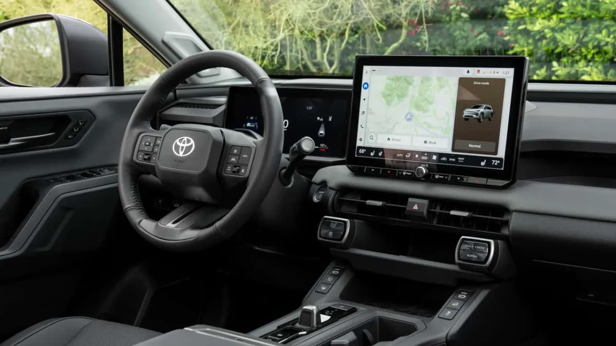 Ilustracja do artykułu „Toyota może przywrócić fizyczne przyciski w RAV4: co wiadomo o zaktualizowanej kabinie 2025”