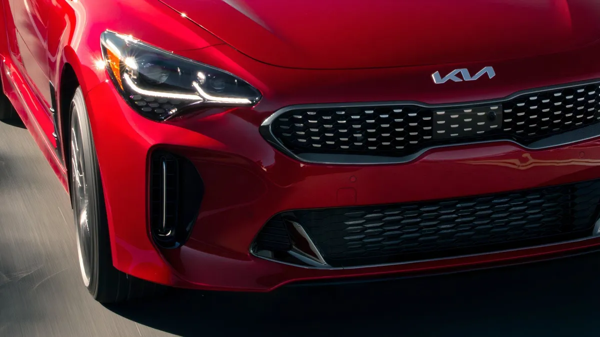 Kia Stinger проти BMW M340i: спортивний седан з ДНК BMW за половину ціни