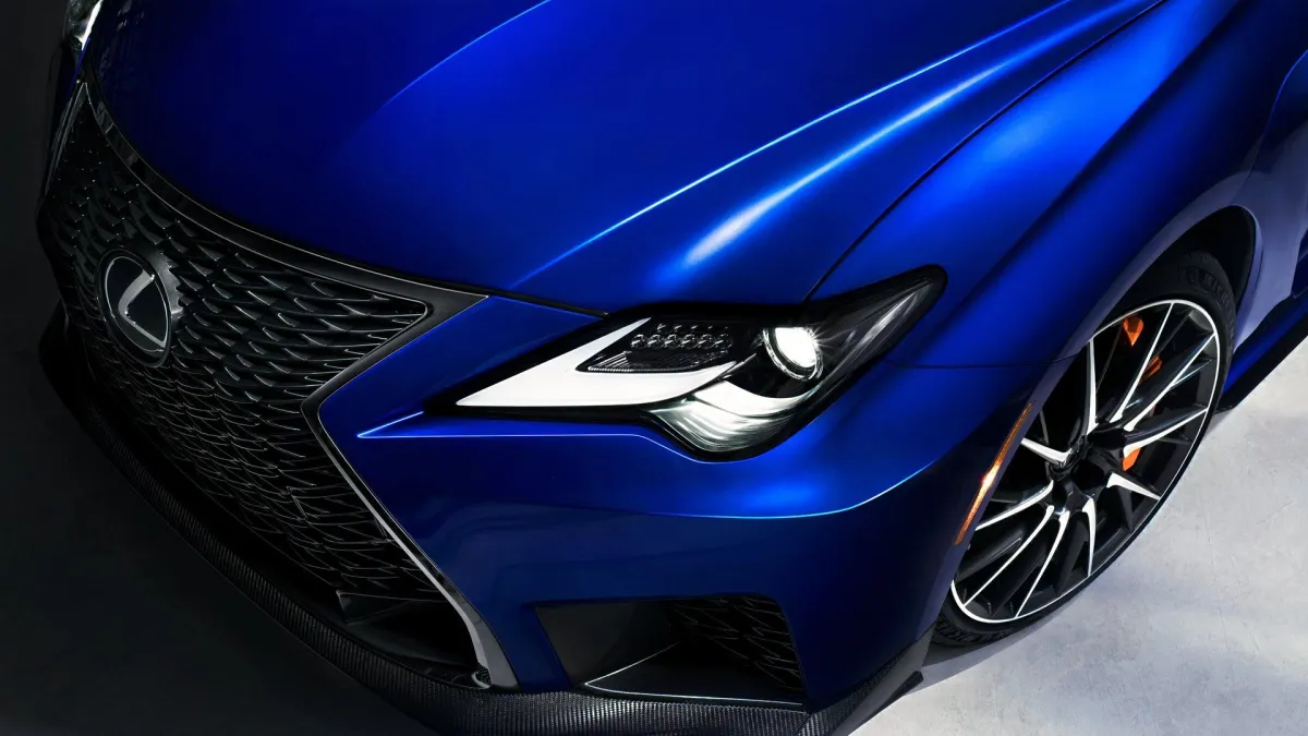 Lexus RC F з 5.0 V8 проти нового Toyota GR Supra: чому за ті самі гроші беруть купе на $20 000 дешевше