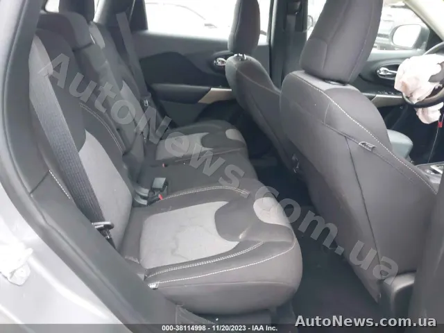 2017 Jeep Cherokee — zdjęcie 8 (iaai)
