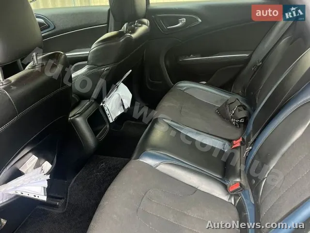 2015 Chrysler 200 — photo 8 (autoria)