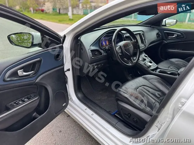 2014 Chrysler 200 — photo 17 (autoria)