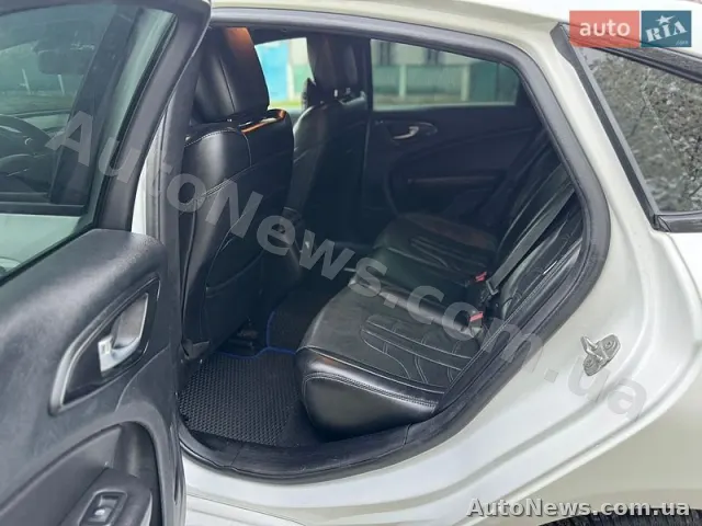 2014 Chrysler 200 — photo 19 (autoria)