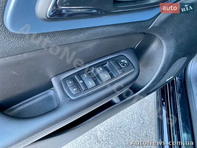2014 Chrysler 200 — photo 15 (autoria)