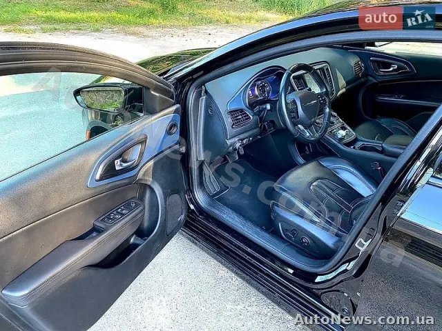 2014 Chrysler 200 — photo 9 (autoria)