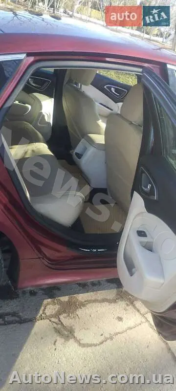 2015 Chrysler 200, VIN 1C3CCCAB7FN685541, госномер ВК8084ІА — фото 9 (autoria)