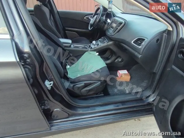 2014 Chrysler 200 — photo 11 (autoria)