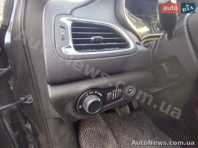 2014 Chrysler 200 — photo 15 (autoria)