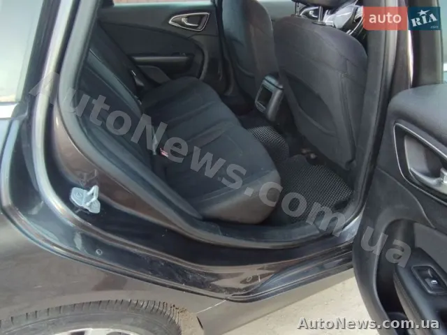 2014 Chrysler 200 — photo 18 (autoria)
