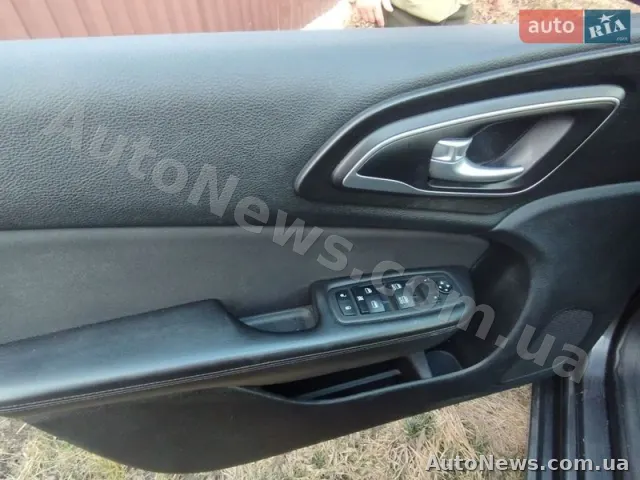 2014 Chrysler 200 — photo 26 (autoria)