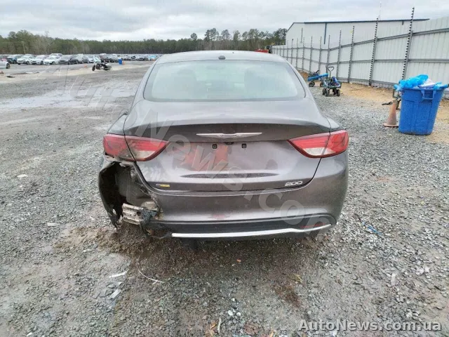 2015 Chrysler 200 — photo 6 (copart)
