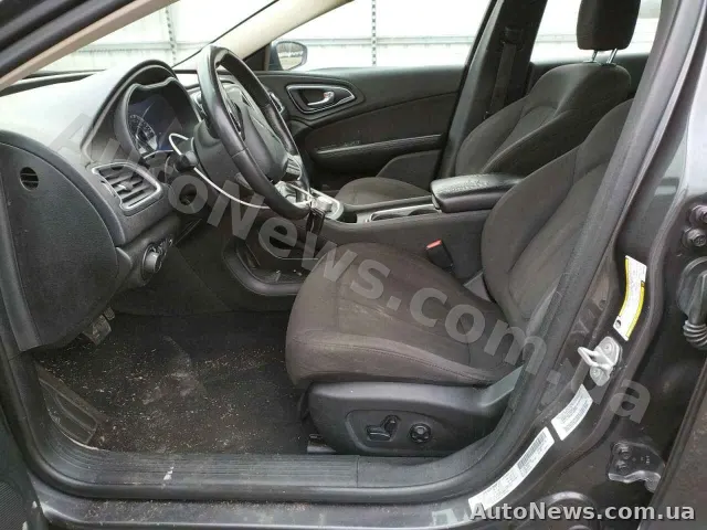 2015 Chrysler 200 — photo 7 (copart)
