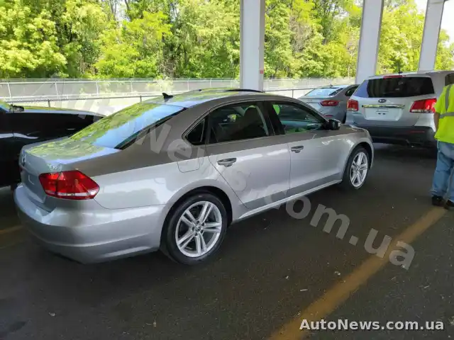 2014 Volkswagen Passat, VIN 1VWBT7A30EC065242, plate КА9113МР — photo 4 (manheim)