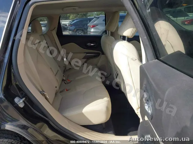 2019 Jeep Cherokee — zdjęcie 8 (iaai)
