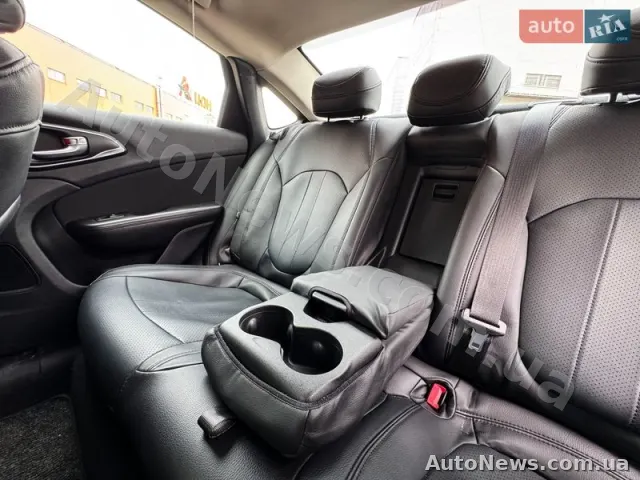2014 Chrysler 200 — photo 10 (autoria)