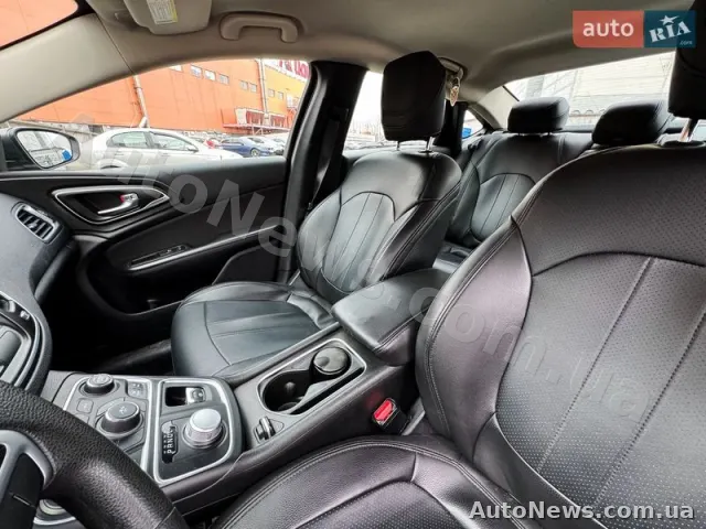 2014 Chrysler 200 — photo 9 (autoria)