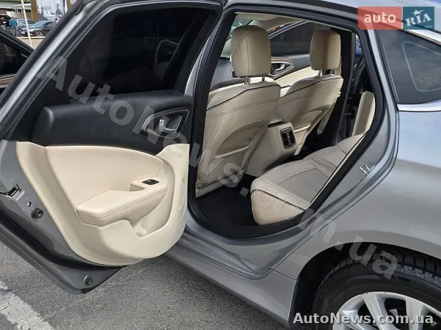 2014 Chrysler 200 — photo 17 (autoria)
