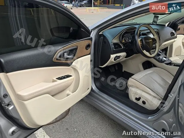 2014 Chrysler 200 — photo 19 (autoria)