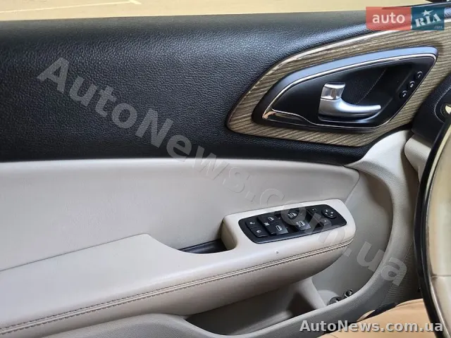 2014 Chrysler 200 — photo 20 (autoria)