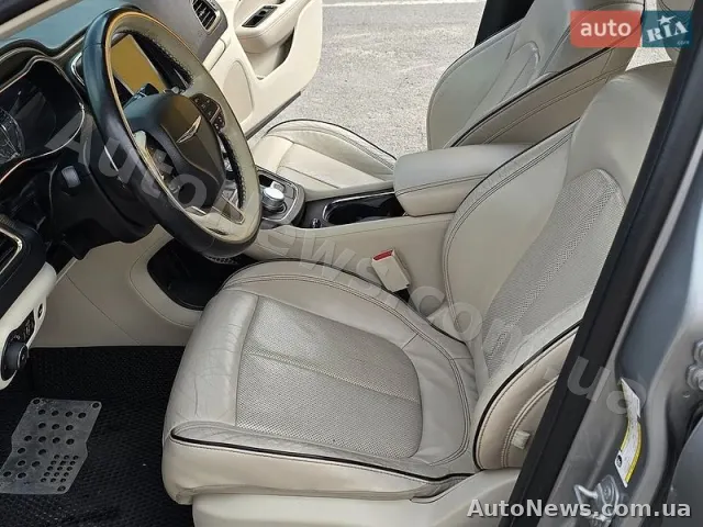 2014 Chrysler 200 — photo 21 (autoria)