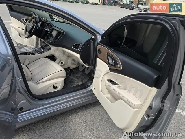 2014 Chrysler 200 — photo 23 (autoria)