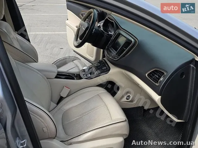 2014 Chrysler 200 — photo 24 (autoria)