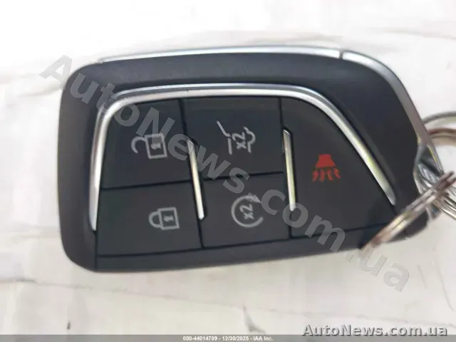 2025 Cadillac Optiq, VIN 3GYK3DMR2SS263371 — фото 11 (iaai)