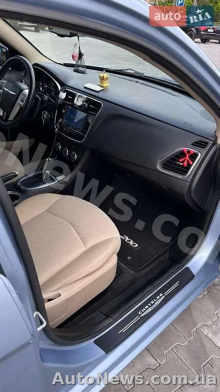 2014 Chrysler 200 — photo 10 (autoria)