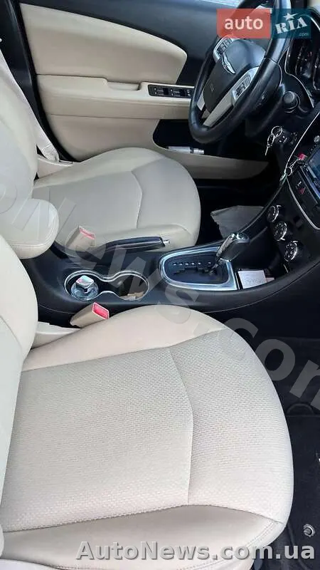 2014 Chrysler 200 — photo 11 (autoria)