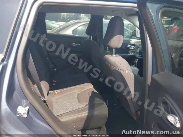 2020 Jeep Cherokee — photo 8 (iaai)
