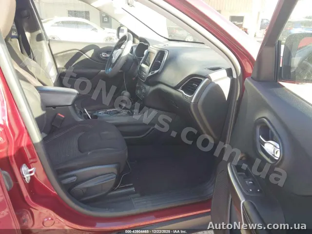 2020 Jeep Cherokee — photo 5 (iaai)