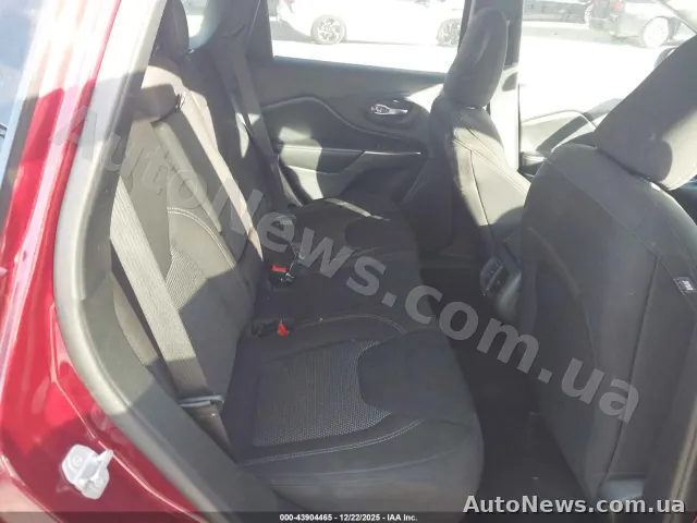 2020 Jeep Cherokee — photo 8 (iaai)