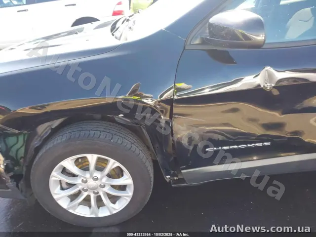 2020 Jeep Cherokee — photo 17 (iaai)