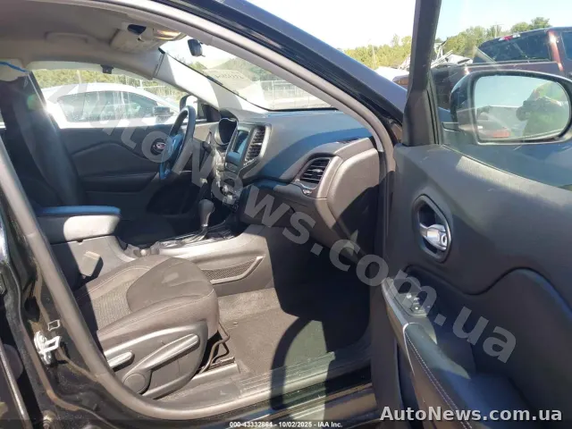 2020 Jeep Cherokee — photo 5 (iaai)