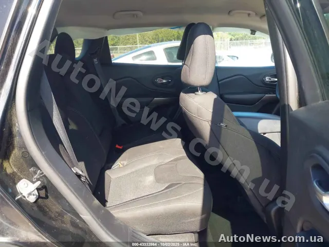 2020 Jeep Cherokee — photo 8 (iaai)