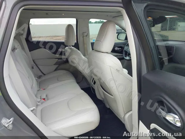 2021 Jeep Cherokee — photo 8 (iaai)