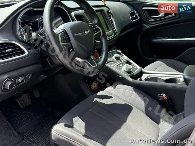 2015 Chrysler 200 — photo 12 (autoria)