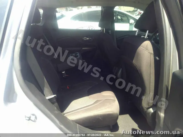 2020 Jeep Cherokee — photo 8 (iaai)