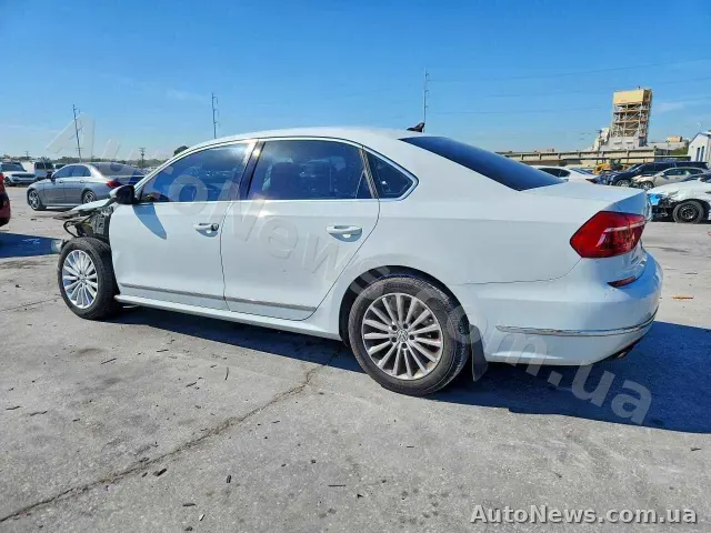 2016 Volkswagen Passat, VIN 1VWBT7A33GC013333 — фото 2 (copart)