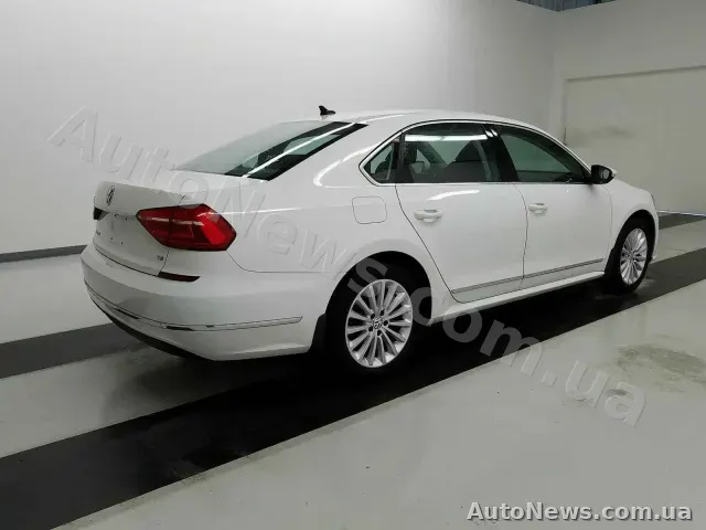 2016 Volkswagen Passat, VIN 1VWBT7A33GC013333 — фото 4 (manheim)