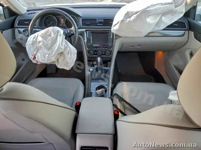 2018 Volkswagen Passat, VIN 1VWBA7A39JC020820 — фото 8 (copart)
