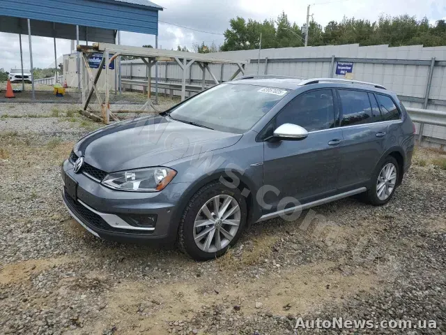 2017 Volkswagen Golf, VIN 3VWH17AU0HM533482, plate ВМ0801ЕО — photo 1 (copart)