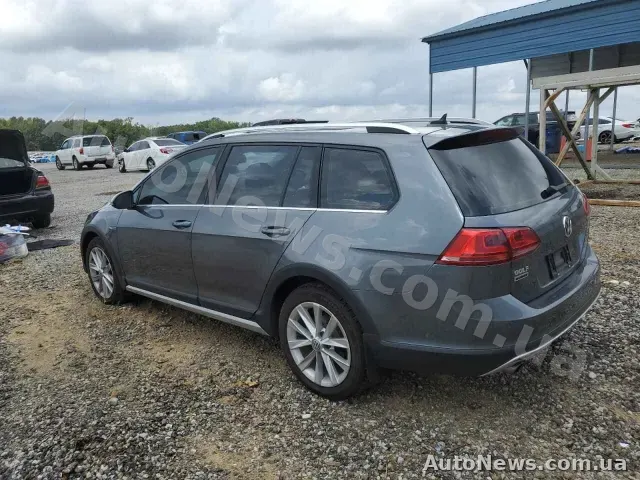 2017 Volkswagen Golf, VIN 3VWH17AU0HM533482, plate ВМ0801ЕО — photo 2 (copart)