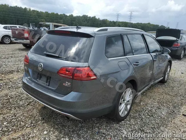 2017 Volkswagen Golf, VIN 3VWH17AU0HM533482, plate ВМ0801ЕО — photo 3 (copart)