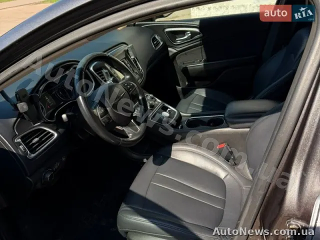 2014 Chrysler 200 — photo 10 (autoria)