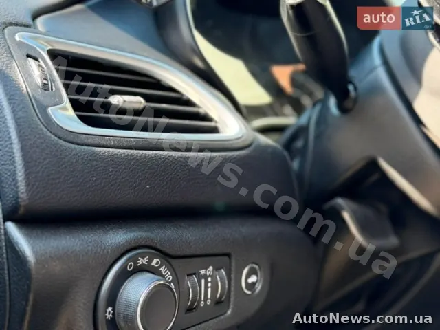 2014 Chrysler 200 — photo 11 (autoria)