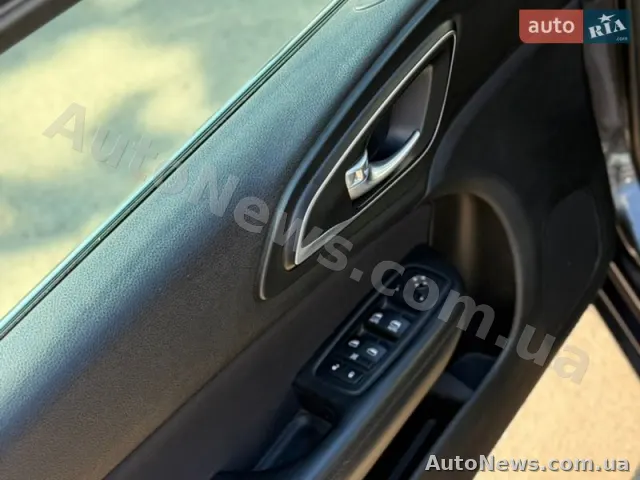 2014 Chrysler 200 — photo 12 (autoria)
