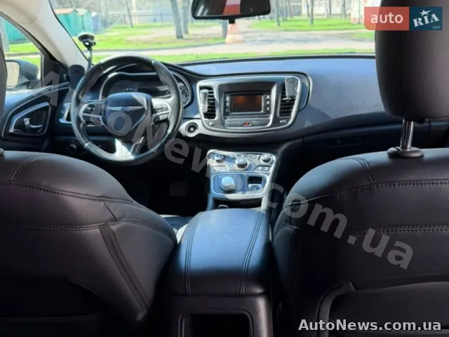 2014 Chrysler 200 — photo 33 (autoria)
