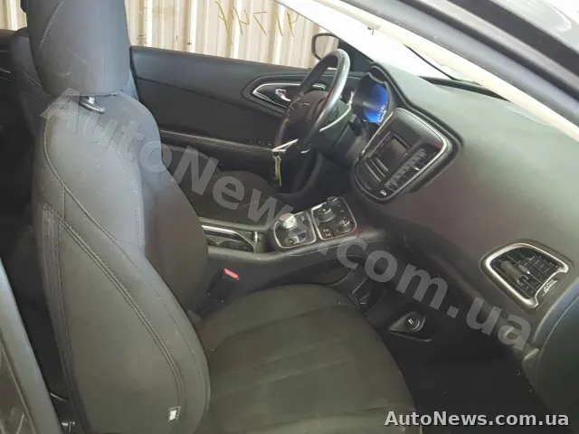 2015 Chrysler 200 — photo 5 (copart)
