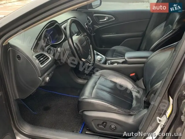 2014 Chrysler 200 — photo 10 (autoria)